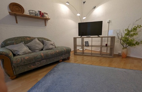 Pforzheim Apartamento | Geräumiges Doppelzimmer mit Bad und Tee/kaffeeecke, Schlafcouch, Zentral Gelegen