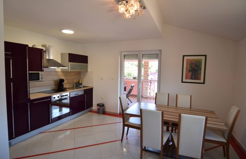 Liznjan Casa | Geräumiges Ferienhaus mit Großer Überdachter Terrasse. Ideal für Große Familien