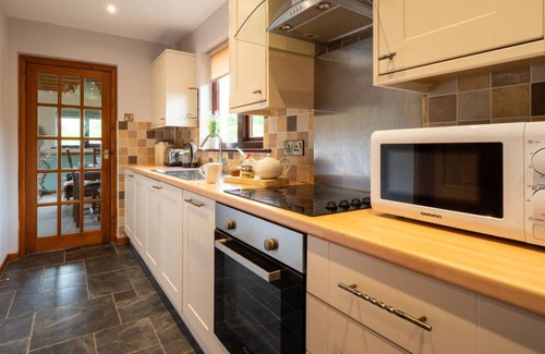 Devils Bridge Casa | Alojamiento acogedor con sauna, estufa de leña y bañera de hidromasaje con vistas a las hermosas colinas de Mid-Wales. Plen