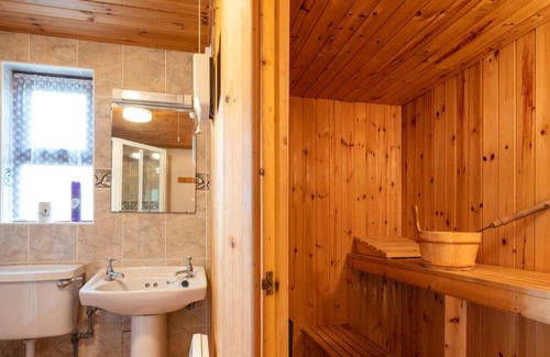 Devils Bridge Casa | Alojamiento acogedor con sauna, estufa de leña y bañera de hidromasaje con vistas a las hermosas colinas de Mid-Wales. Plen