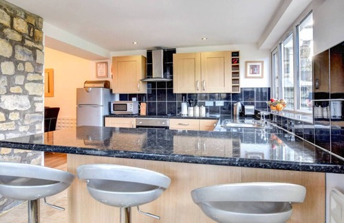 Peterston-Super-Ely Casa | Ubicado en un tranquilo terreno con un lago de pesca en una granja, este apartamento moderno y accesible soy yo
