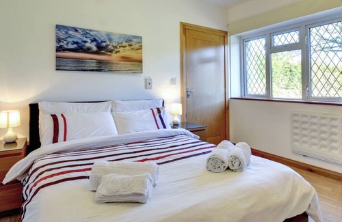 Peterston-Super-Ely Casa | Ubicado en un tranquilo terreno con un lago de pesca en una granja, este apartamento moderno y accesible soy yo