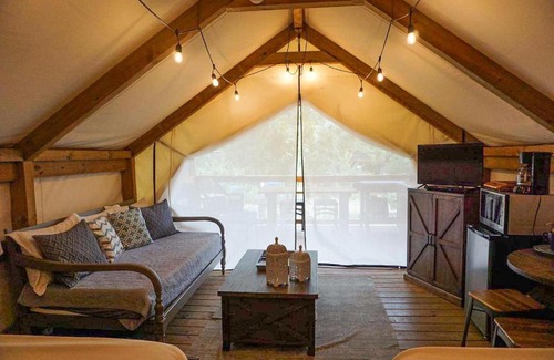 Seguin Casa | Geronimo Creek Retreat Getaway Cabin #7