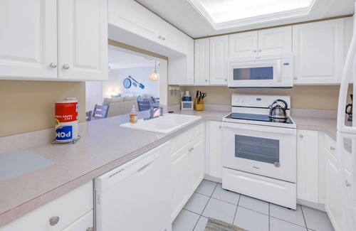 Siesta Key Condominio | Gertrude's Siesta | Bayside Unit, Balcony, Private-Beach, Heated Pools, Pickle, Hot-tub, Tennis!