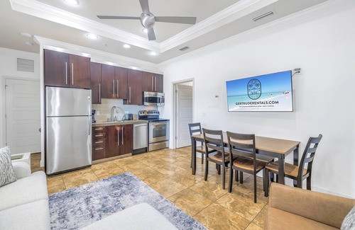 Siesta Key Casa | Gertrude's Siesta | Pool, Jacuzzi | 1 Min to Beach | 4 Min to Dining & Music