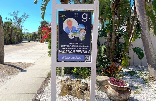 Siesta Key Casa | Gertrude's Siesta | Pool, Jacuzzi | 1 Min to Beach | 4 Min to Dining & Music