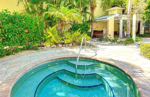 Siesta Key Casa | Gertrude's Siesta | Pool, Jacuzzi | 1 Min to Beach | 4 Min to Dining & Music