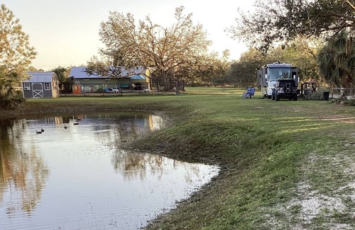 Englewood Complejo | Get away to the Country on a lake enjoying the wild life and horses.