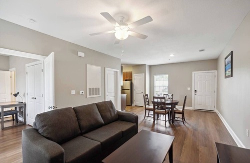 Tifton Apartamento | Get comfortable and enjoy plenty of extra room at this spacious place