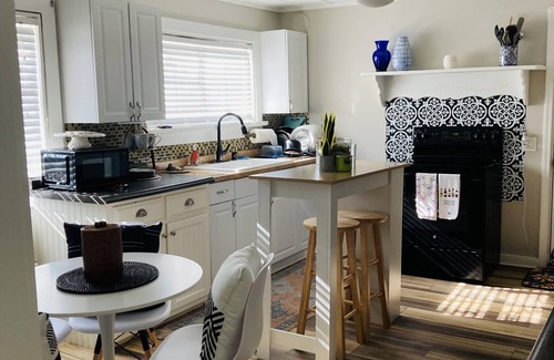 Calhoun Casa | Get comfy and cozy in this cute cottage in Calhoun!