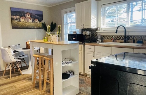 Calhoun Casa | Get comfy and cozy in this cute cottage in Calhoun!