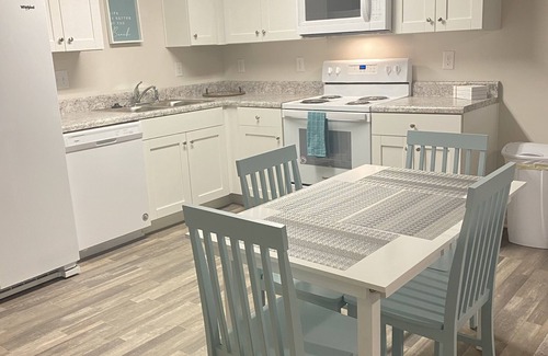Sunset Beach Cabaña | Get Comfy and Stay Awhile -Sunset Cottage- 5 min from Golfing!