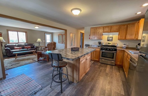 Tofte Casa | Get cozy in this quaint, cozy cottage in the woods!