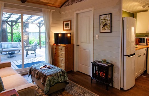Point Roberts Cabina | Getaway Cabin in the Woods with Large Outdoor Deck