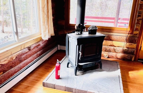 Coal Creek Cabina | Getaway Cabin: Views, 2 Decks, Grill, Wi-Fi, Pets OK