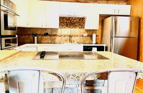 Coal Creek Cabina | Getaway Cabin: Views, 2 Decks, Grill, Wi-Fi, Pets OK