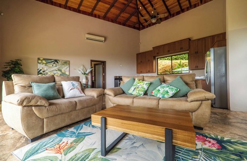 Cascada Azul Casa | Getaway Charming 2-bedroom house secluded with Ocean Breeze