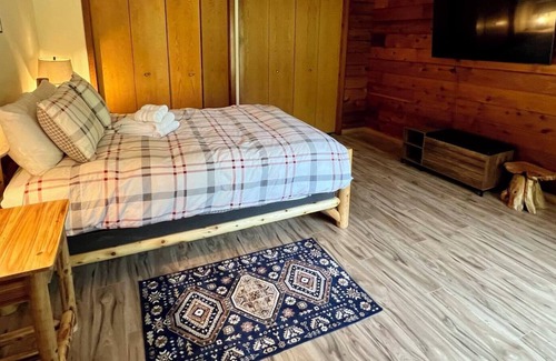 North Industry Cabina | Getaway deep in the woods with basketball court