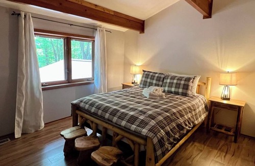 North Industry Cabina | Getaway deep in the woods with basketball court