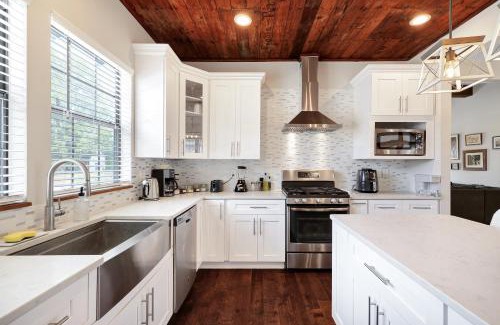 Eastside Promise Neighborhood Casa | Getaway Nr Dt River Walk Bbq Yard Pet Games