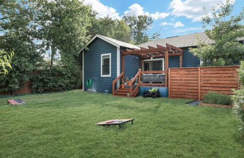 Eastside Promise Neighborhood Casa | Getaway Nr Dt River Walk Bbq Yard Pet Games