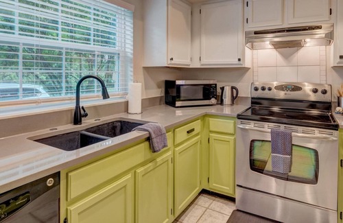 Town N County Park Casa | Getaway to Iki - End Unit Townhome - Close to Tampa Bay & Downtown - Minutes to Airport