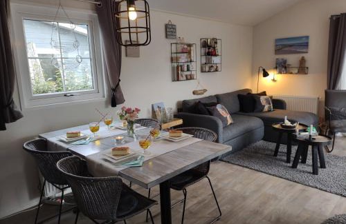 Groot Valkenisse Apartamento | GEZELLIGE ZEEMEEUW Bed by the Sea