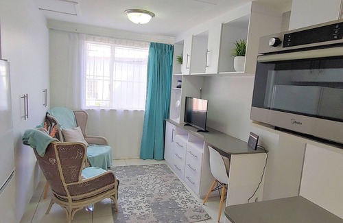 Greater Johannesburg Metropolitan Area Cabaña | GF: Oh so cute 1 bed with kitchen, WiFi, Netflix