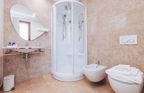 Badia Calavena Cama Y Desayuno | Giada, room with bathroom.Villa Riva, tranquility,at the foot of the Little Dolomites.
