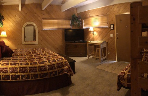 Running Springs Hotel | Giant Oaks Lodge