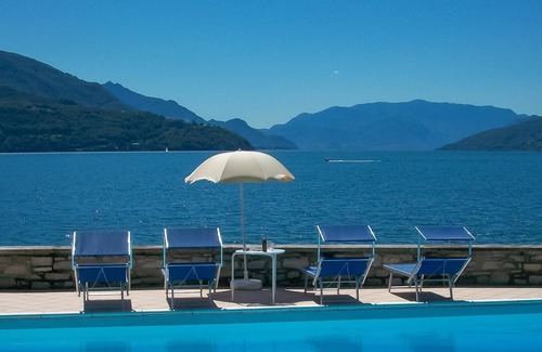 Consiglio di Rumo Apartamento | GiardinoLago Rosso Holiday flat on the lake with pool