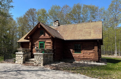 Washington Island Casa | Gibby's Log Cabin Retreat