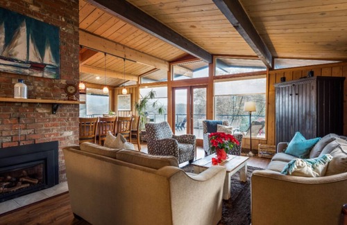 Gibsons Casa | ¡Toda la casa privada y serena con impresionantes vistas en Lower Gibsons te espera!