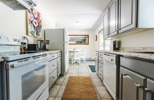 Gig Harbor Casa | Gig Harbor Cozy Get Away, Bring Fido - Park like Backyard