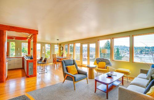 Gig Harbor Casa | Gig Harbor Home Large Deck, Outdoor Dining Area
