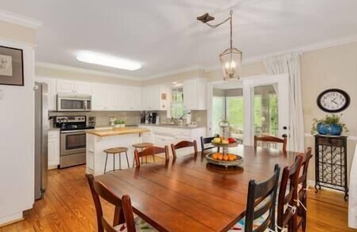 Inman Casa | Giggle Spot on Lake Bowen w/outdoor jacuzzi & dock