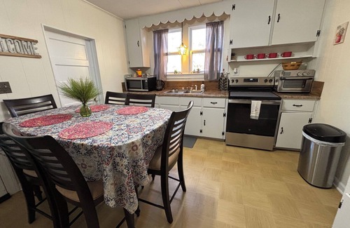 Reed Creek Casa | Giggling Creek Cottage: 45 Acres of Rural Bliss, BedJet, Arcades + Pet Friendly