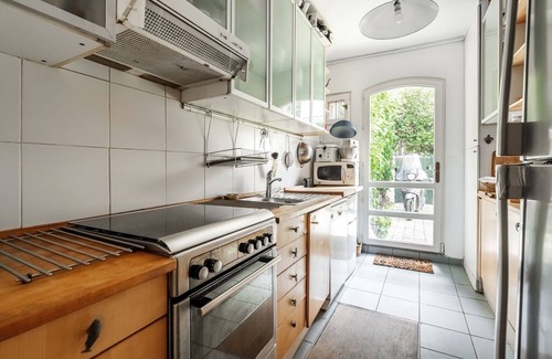 Butte-aux-Cailles Apartamento | Gilded Garden Splendour, by Veeve