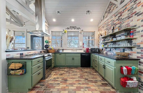Grove Casa | Gilead Grand Lakefront Family Retreat!
