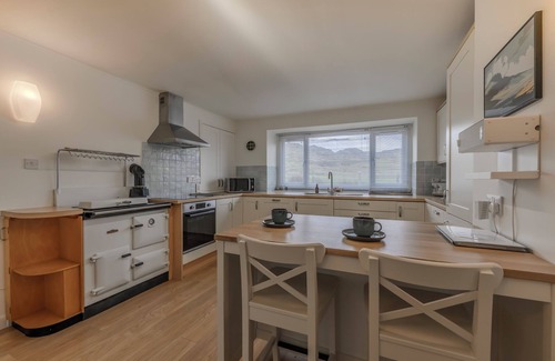 Breakish Casa | Gillean House-Spectacular beachfront property-Skye