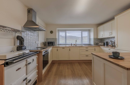 Breakish Casa | Gillean House-Spectacular beachfront property-Skye