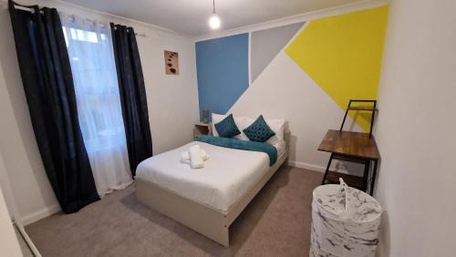 Gillingham Casa | Gillingham Home - Sleeps 4 - Comfort & Convenience