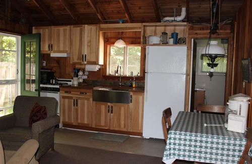 Gilmanton IW Cabaña | Alquiler de Casa rural en Gilmanton, con frente de agua de 200 pies en Crystal Lake,