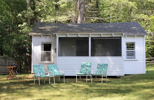 Gilmanton IW Cabaña | Alquiler de Casa rural en Gilmanton, con frente de agua de 200 pies en Crystal Lake,