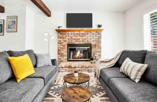 Reseda Casa | Gilmore Grove in Reseda