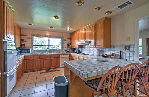 Gilroy Casa | Gilroy Home w / Deck en 20 acres - 7 millas al centro de la ciudad!