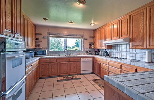 Gilroy Casa | Gilroy Home w / Deck en 20 acres - 7 millas al centro de la ciudad!