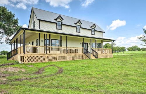 Garfield Casa | Gingerland Ranch in Del Valle Game Room and Porch