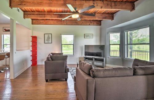 Garfield Casa | Gingerland Ranch in Del Valle Game Room and Porch