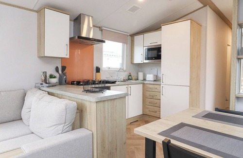 Wesham Cabaña | GIORGIO, family friendly, with hot tub in Warton, Lancashire
